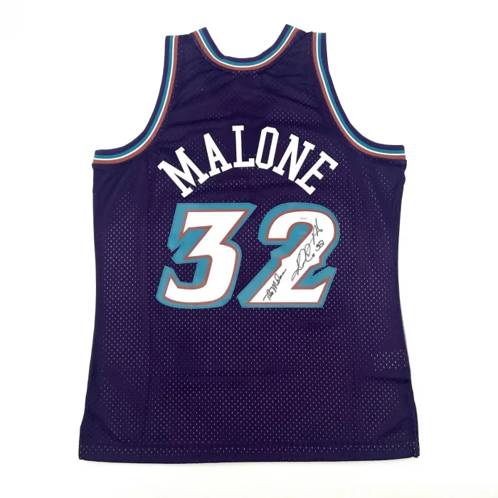 Karl MALONE - Maillot Mitchell&Ness Swingman Jazz signé et inscription "The Mailman". COA JSA.
