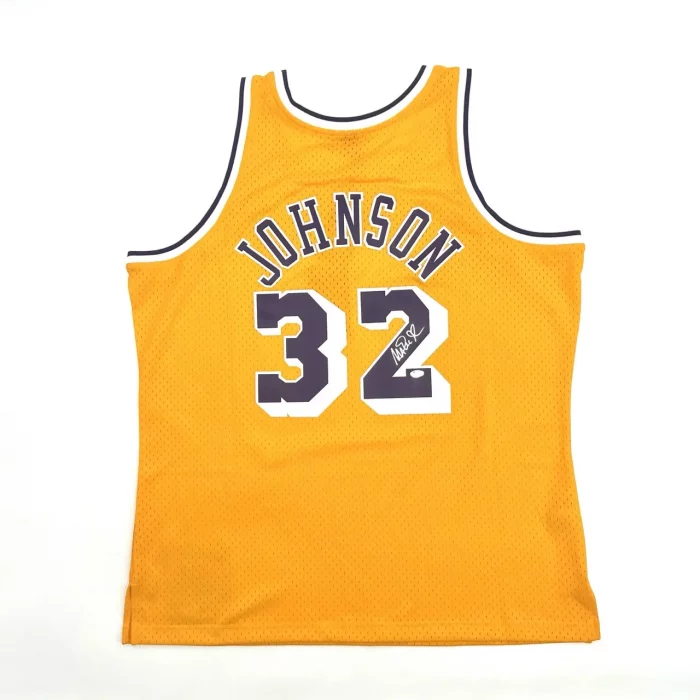 Magic JOHNSON - Maillot Mitchell&Ness Swingman Lakers jaune signé. COA Schwartz.