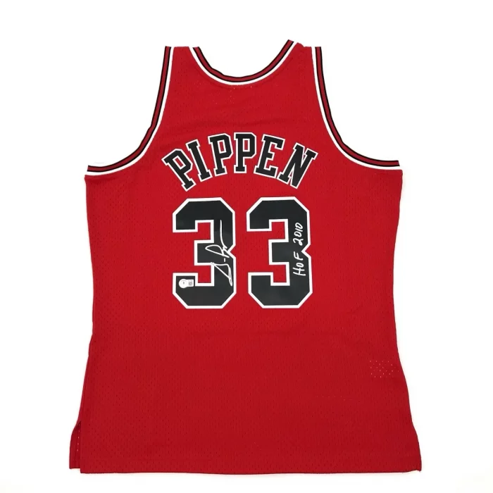 Scottie PIPPEN - Maillot Mitchell&Ness Swingman Bulls signé et inscription "HOF 2010". COA Beckett.