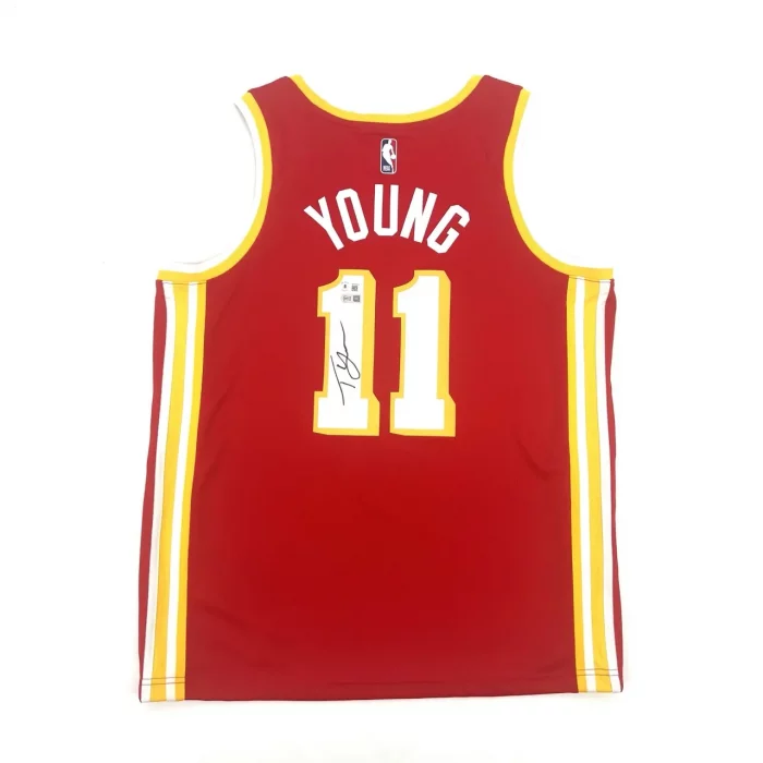 Trae YOUNG - Maillot Nike Swingman Hawks signé. COA Beckett.